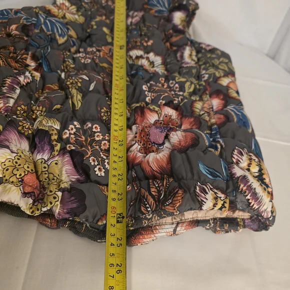 Anthropologie "Pure Good" Gray Quilted Floral Puffer Vest Multicolor Blooms Sz M - Picture 9 of 10